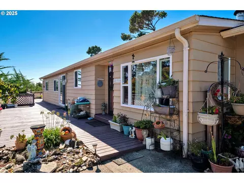 433 Myeena Loop, Florence, OR 97439