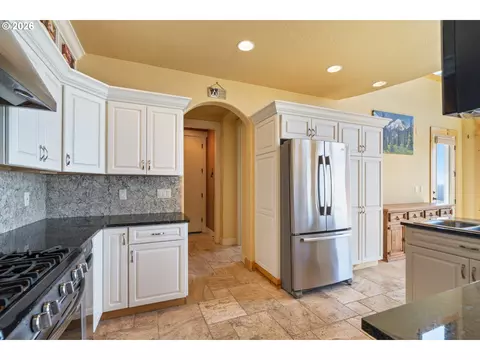Kitchen - 367 Longview Loop, Rockaway Beach, OR 97136 photo 4 of 5