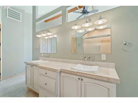Bath - 367 Longview Loop, Rockaway Beach, OR 97136 photo 2 of 6