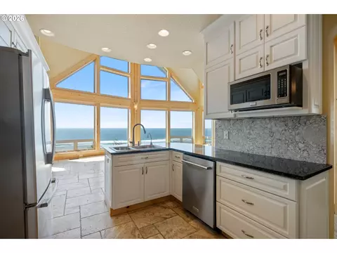 Kitchen - 367 Longview Loop, Rockaway Beach, OR 97136 photo 2 of 5