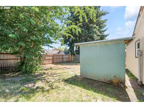 Exterior - 2025 Devos St, Eugene, OR 97402 photo 7 of 9