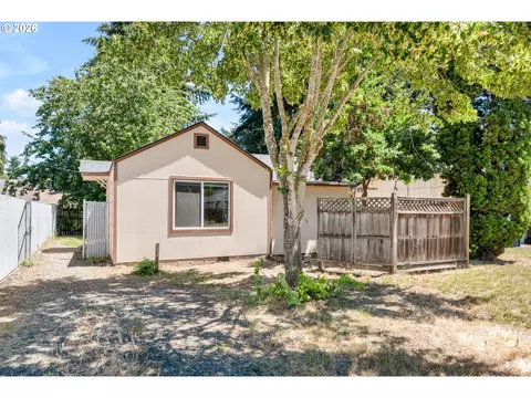 Exterior - 2025 Devos St, Eugene, OR 97402 photo 5 of 9