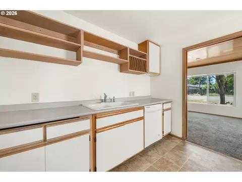 Kitchen - 2025 Devos St, Eugene, OR 97402 photo 3 of 4