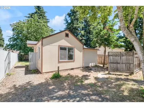 Exterior - 2025 Devos St, Eugene, OR 97402 photo 2 of 9