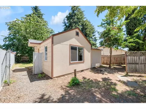 Exterior - 2025 Devos St, Eugene, OR 97402 photo 3 of 9