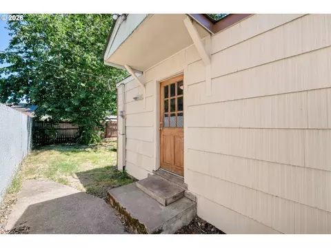 Exterior - 2025 Devos St, Eugene, OR 97402 photo 6 of 9
