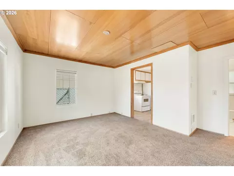 Living - 2025 Devos St, Eugene, OR 97402 photo 3 of 5