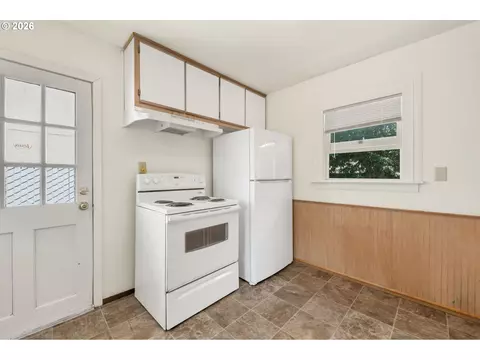 Kitchen - 2025 Devos St, Eugene, OR 97402 photo 4 of 4