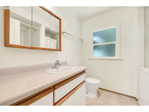 Bath - 2025 Devos St, Eugene, OR 97402 photo 1 of 1