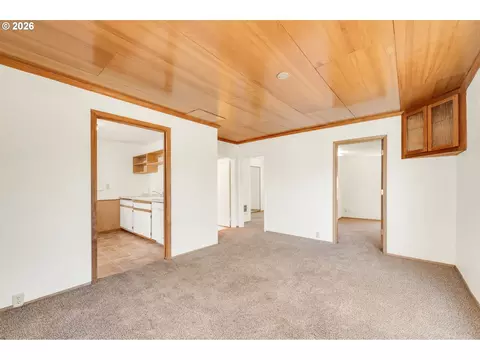 Living - 2025 Devos St, Eugene, OR 97402 photo 2 of 5