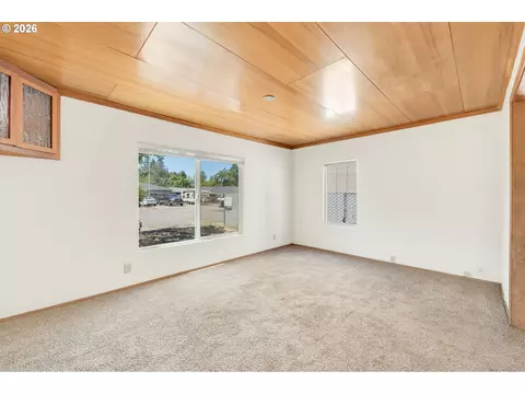 Living - 2025 Devos St, Eugene, OR 97402 photo 5 of 5