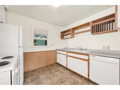 Kitchen - 2025 Devos St, Eugene, OR 97402 photo 2 of 4