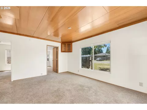 Living - 2025 Devos St, Eugene, OR 97402 photo 1 of 5