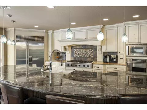 Kitchen - 4906 NW Highpoint Dr, Camas, WA 98607 photo 2 of 4