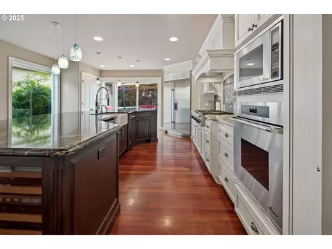 Kitchen - 4906 NW Highpoint Dr, Camas, WA 98607 photo 3 of 4