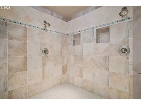 Bath - 4906 NW Highpoint Dr, Camas, WA 98607 photo 2 of 3