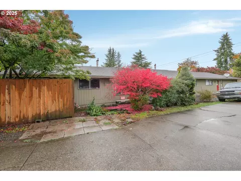 441 W Gloucester St, Gladstone, OR 97027