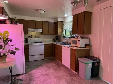 Kitchen - 2829 Applewood Ln, Eugene, OR 97408 photo 1 of 2