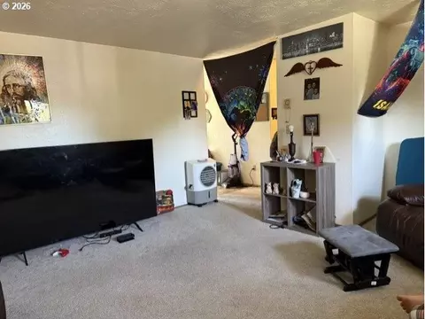 Living - 2829 Applewood Ln, Eugene, OR 97408 photo 2 of 2