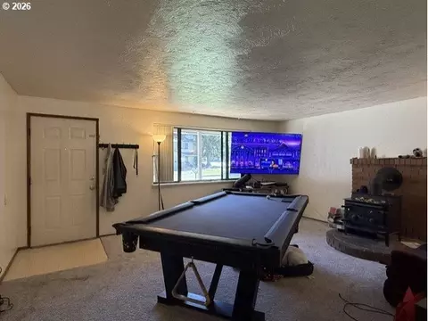 Living - 2829 Applewood Ln, Eugene, OR 97408 photo 1 of 2