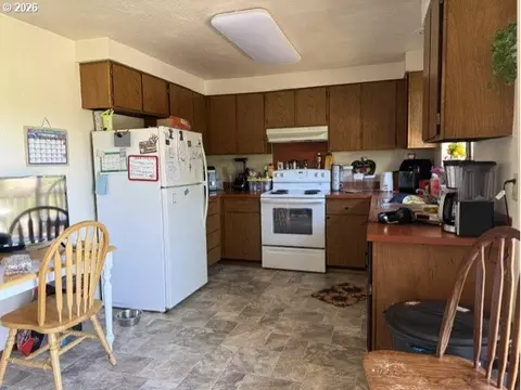 Kitchen - 2829 Applewood Ln, Eugene, OR 97408 photo 2 of 2