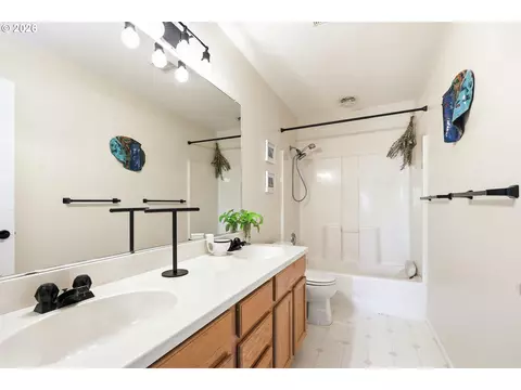 Bath - 1799 Praslin St, Eugene, OR 97402 photo 3 of 3