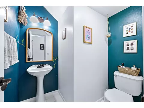 Bath - 1799 Praslin St, Eugene, OR 97402 photo 2 of 3