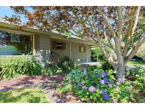 1245 SW Gilorr St, Mcminnville, OR 97128