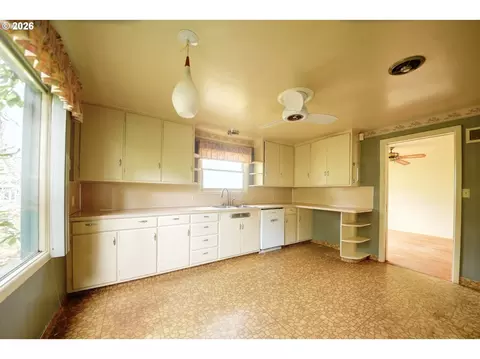Kitchen - 605 Fulvue Dr, Eugene, OR 97405 photo 2 of 2