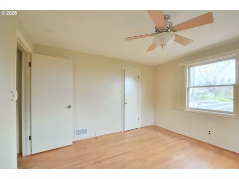 Bedroom - 605 Fulvue Dr, Eugene, OR 97405 photo 2 of 8