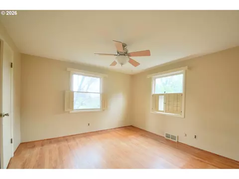 Bedroom - 605 Fulvue Dr, Eugene, OR 97405 photo 1 of 8