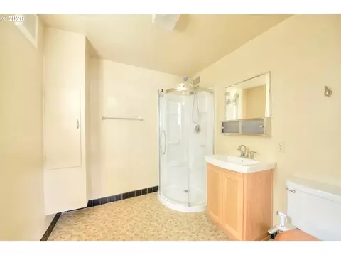 Bath - 605 Fulvue Dr, Eugene, OR 97405 photo 3 of 4