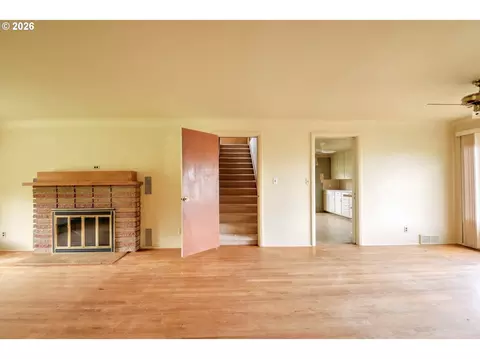 Living - 605 Fulvue Dr, Eugene, OR 97405 photo 3 of 6