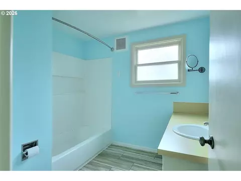 Bath - 605 Fulvue Dr, Eugene, OR 97405 photo 1 of 4