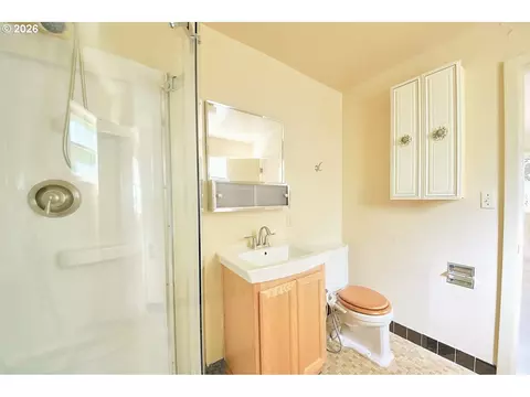 Bath - 605 Fulvue Dr, Eugene, OR 97405 photo 4 of 4