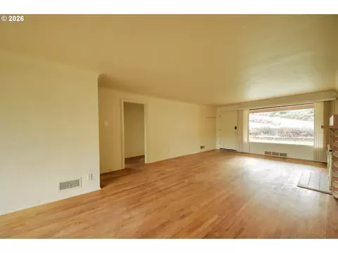 Living - 605 Fulvue Dr, Eugene, OR 97405 photo 2 of 6