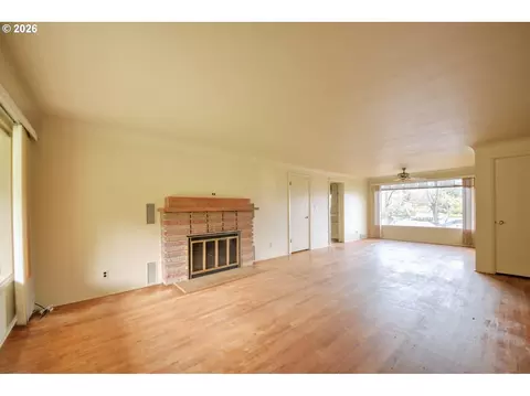 Living - 605 Fulvue Dr, Eugene, OR 97405 photo 1 of 6