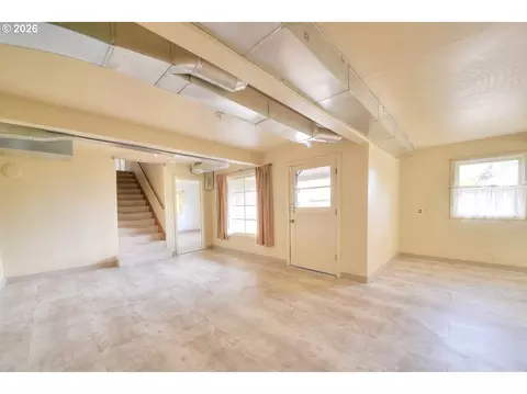 Living - 605 Fulvue Dr, Eugene, OR 97405 photo 6 of 6