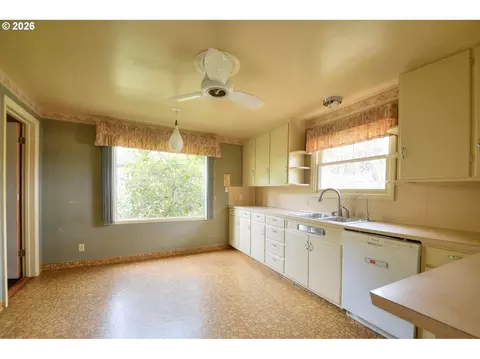 Kitchen - 605 Fulvue Dr, Eugene, OR 97405 photo 1 of 2