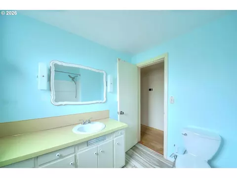 Bath - 605 Fulvue Dr, Eugene, OR 97405 photo 2 of 4