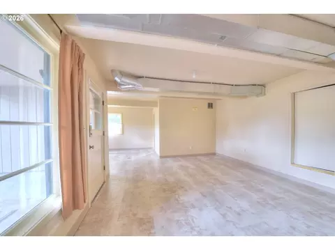 Living - 605 Fulvue Dr, Eugene, OR 97405 photo 5 of 6