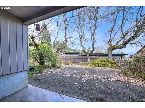 Exterior - 605 Fulvue Dr, Eugene, OR 97405 photo 3 of 6