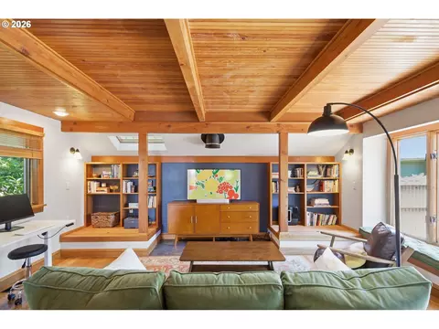 Living - 1329 Hammock St, Eugene, OR 97401 photo 1 of 7