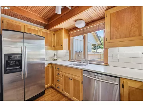 Kitchen - 1329 Hammock St, Eugene, OR 97401 photo 5 of 6