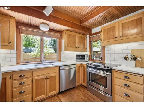 Kitchen - 1329 Hammock St, Eugene, OR 97401 photo 4 of 6