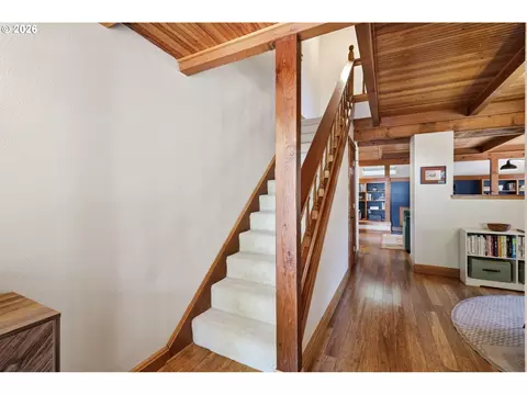 Entry Way - 1329 Hammock St, Eugene, OR 97401 photo 3 of 4