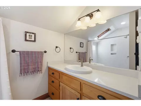 Bath - 1329 Hammock St, Eugene, OR 97401 photo 1 of 2