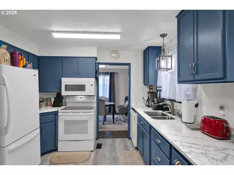 Kitchen - 389 Maxwell Rd, Eugene, OR 97404 photo 4 of 4