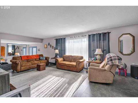 Living - 389 Maxwell Rd, Eugene, OR 97404 photo 3 of 3