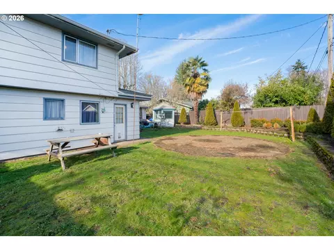 Exterior - 389 Maxwell Rd, Eugene, OR 97404 photo 5 of 8